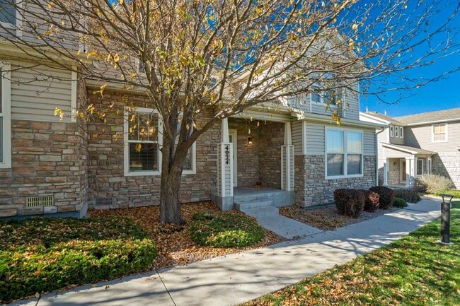 Building Photo - Cute 2bd, 2.5ba Townhome Across from Cotto...