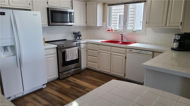 Building Photo - 2828 Charlemagne Dr