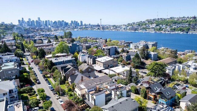 Building Photo - Gorgeous VIEW Townhome w/ 2 Master Suites in Coveted Eastlake