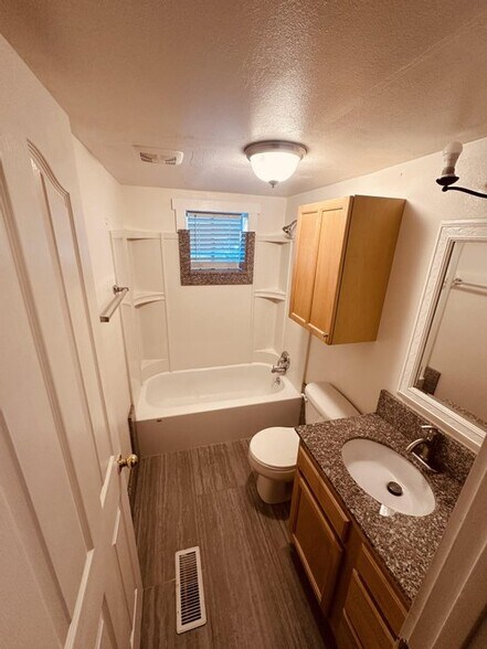 Building Photo - 844 S Roberta St