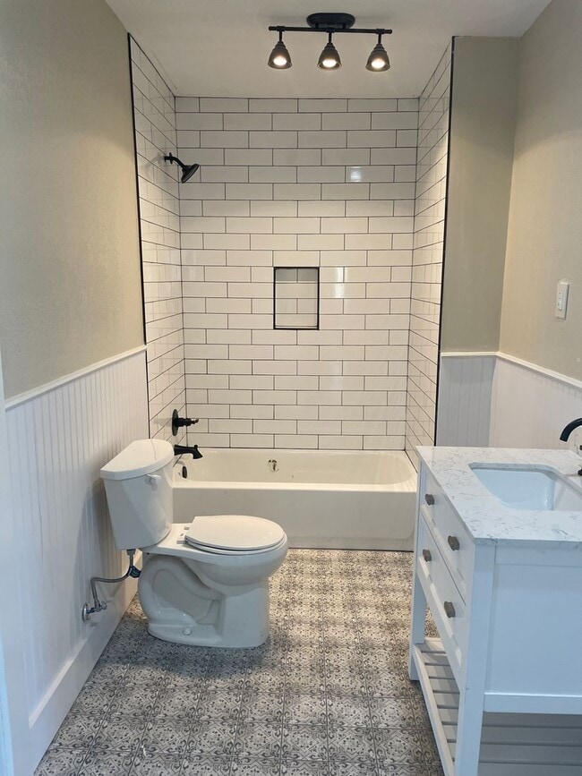 Building Photo - UPDATED!  3 BED, 1 BATH!
