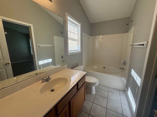 Building Photo - 124 Crestwood Dr