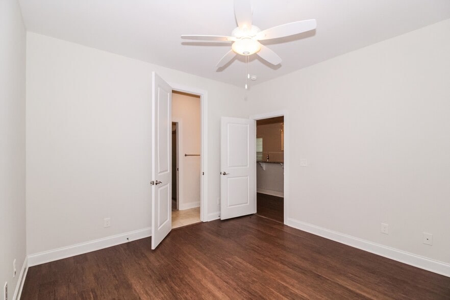 Building Photo - 200 Glenshee Ct