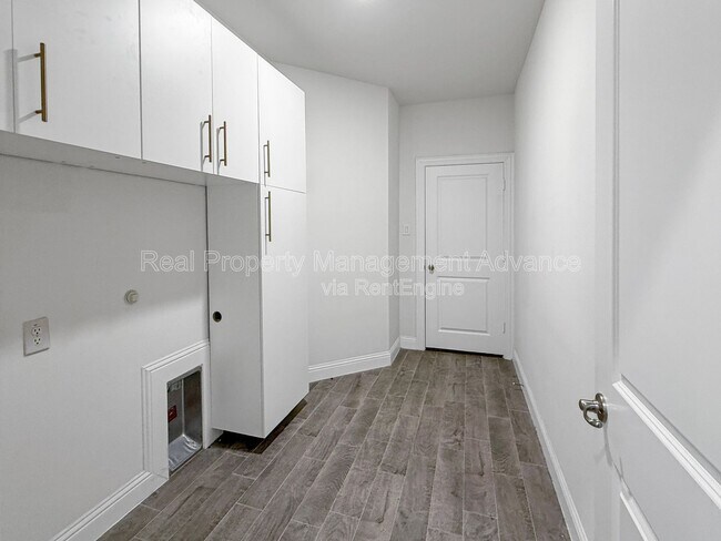 Building Photo - 2912 Log Cabin Dr