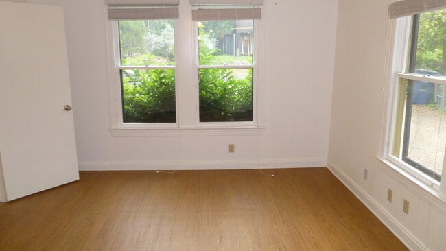 Building Photo - Fantastic cottage in SoCo