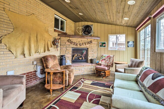 Building Photo - 3560 Dahlia St