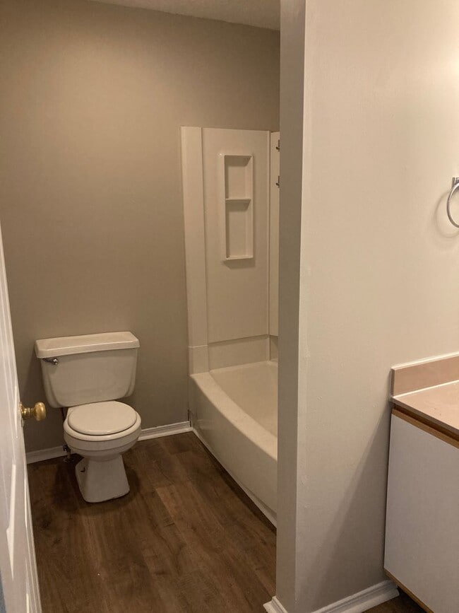 Building Photo - 3 Bedroom, 1.5 bath townhome!