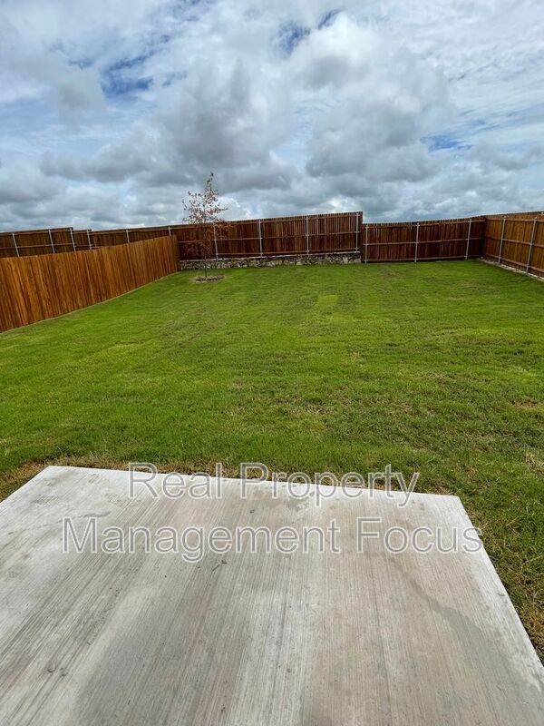 Building Photo - 713 Peach Tree Ln