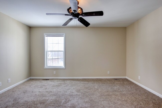 Building Photo - Cozy 3 bd 2 bath in the heart of Clarksville.  Fresh paint and Flooring!