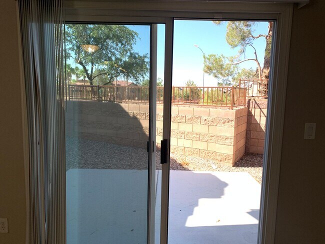 Building Photo - 3 Bedroom House in gated community