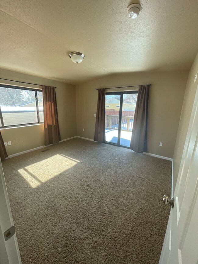 Building Photo - House- NW