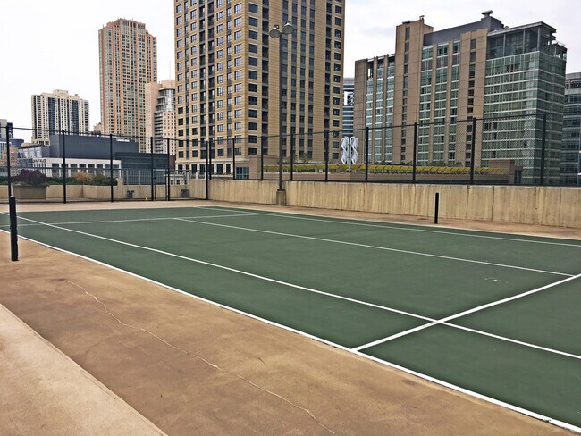 Building Photo - River North High Rise 1b/1b with Fantastic...
