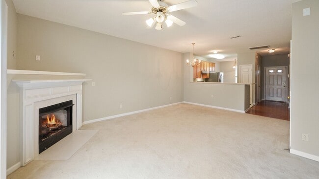 Building Photo - Bright and sunny 2 bed/2.5 bath townhome in great Durham location!