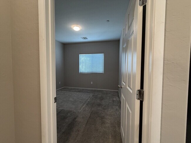 Building Photo - GATED 3 BED 3 BATH 2 CAR GARAGE TOWNHOUSE W/ BED AND BATH DOWNSTAIRS + LOFT & YARD. COMMUNITY FEA...