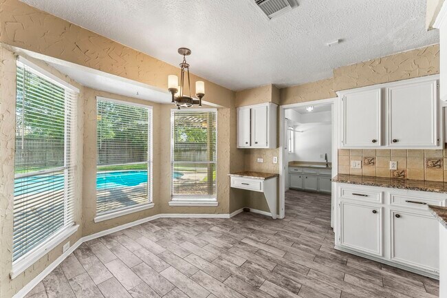 Building Photo - 3318 Candlelon Dr