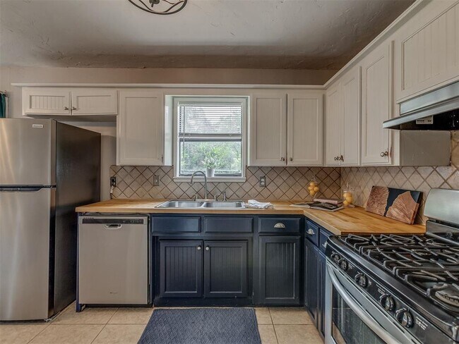 Building Photo - 300 N Fretz Ave