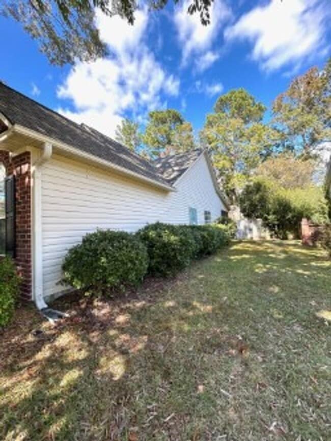 Building Photo - Spacious 3BR/2BA home in the highly desire...