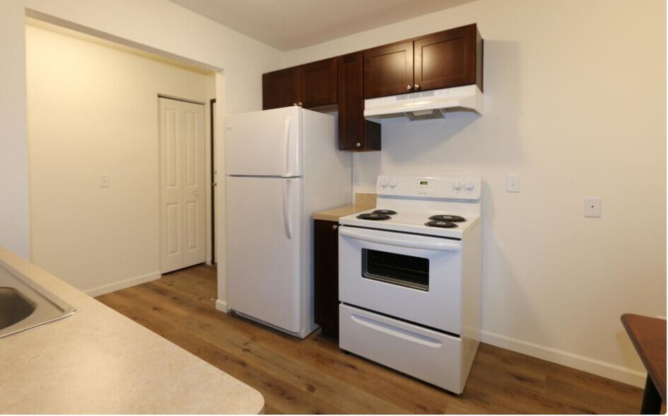 Kitchen - Cove Apartments