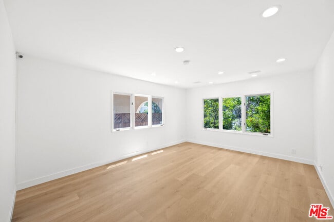 Building Photo - 244 S Almont Dr
