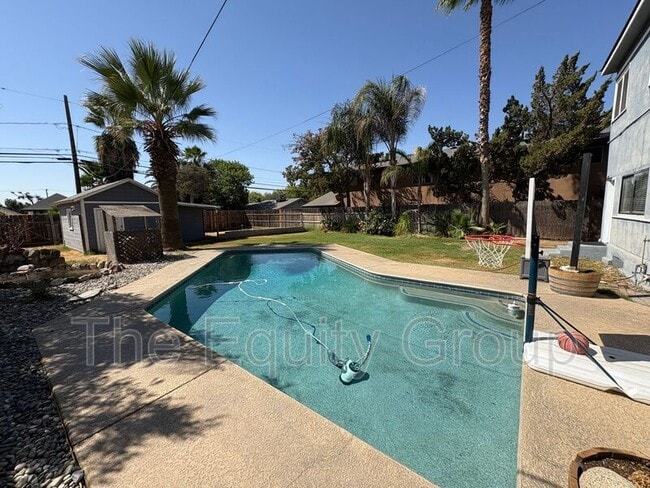 Building Photo - 209 E 11th St