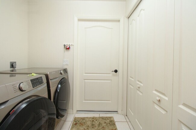 Building Photo - ** 4 BED-3 BATH PRIVATE SINGLE FAMILY POOL...