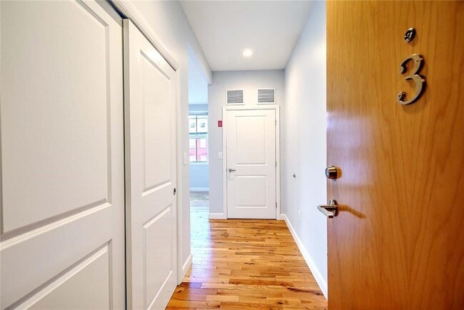 Building Photo - 400 Hope St