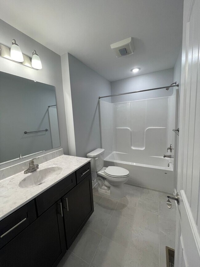 Building Photo - *LIKE NEW!* 3BR/2.5BA Townhouse in Crescen...