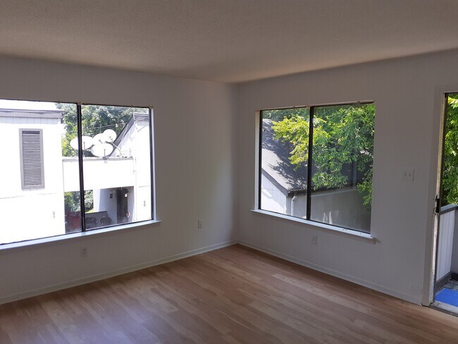 Building Photo - 3350 Altamont S