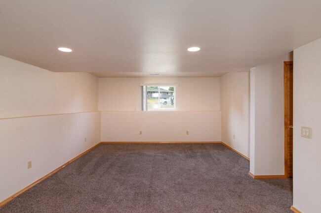 Building Photo - ***Coming soon July 15th***3 bedroom 2 bath next to EWU!!
