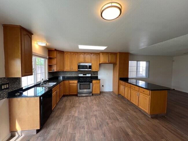 Building Photo - Updated 3 bedroom single story in Manteca!
