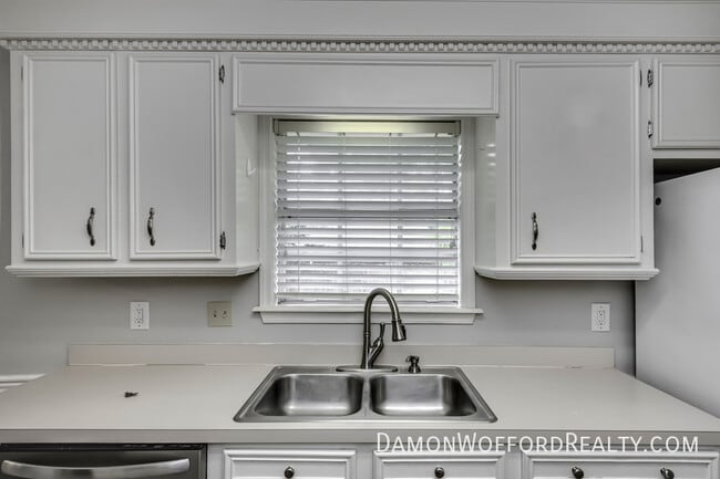 Building Photo - 502 Pelahatchie Shore Dr