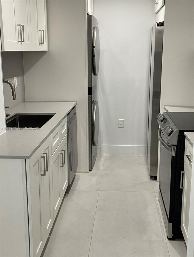 Building Photo - 10275 Collins Ave