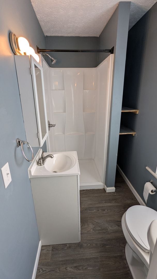 Building Photo - Welcome to this single-family home located...