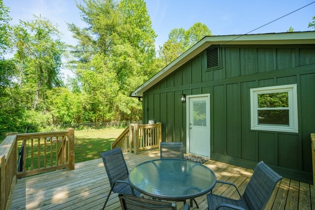 Building Photo - Pet Friendly 3/1 House, Fenced Yard, Deck, Fire Pit & Basement
