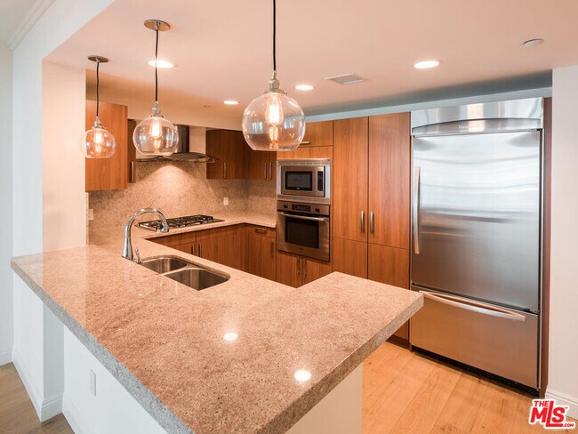 Building Photo - 13650 Marina Pointe Dr
