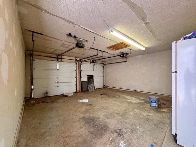 Building Photo - 3 bed 3 bath 2 car garage brick town home now available