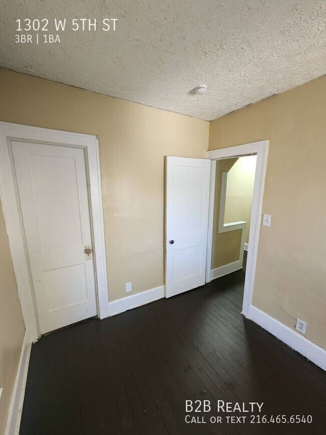 Building Photo - 1302 W 5th St