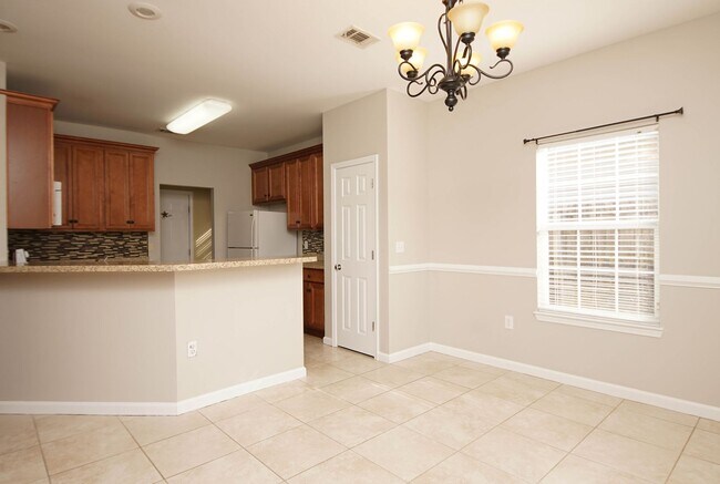 Building Photo - Central Niceville Location