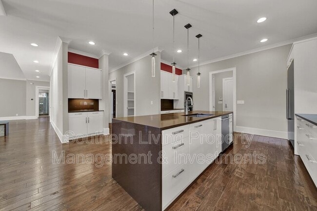 Building Photo - 2011 Sharon Ave