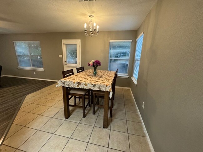 Building Photo - Nice 3 bedroom 2 Bath One Story Home