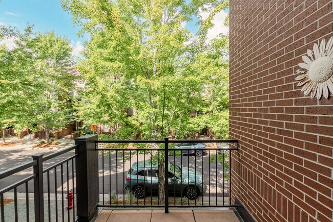 Building Photo - 418 S Reed Ct