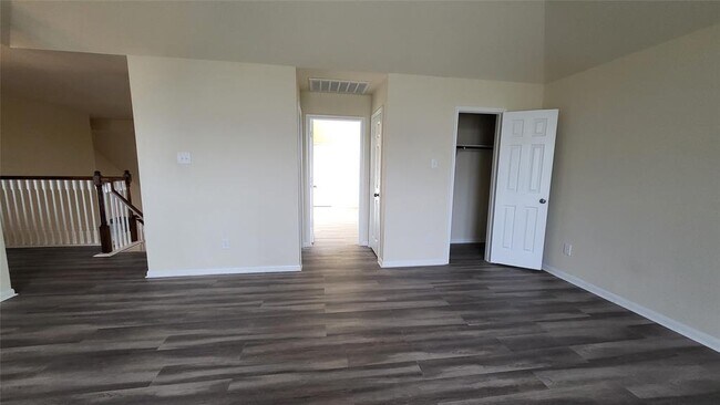 Building Photo - 2026 Silverwater Ct