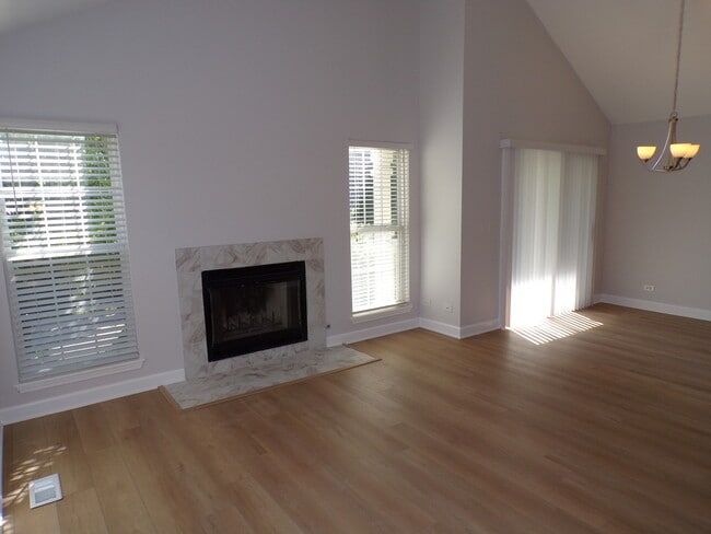 Building Photo - 891 Essex Cir