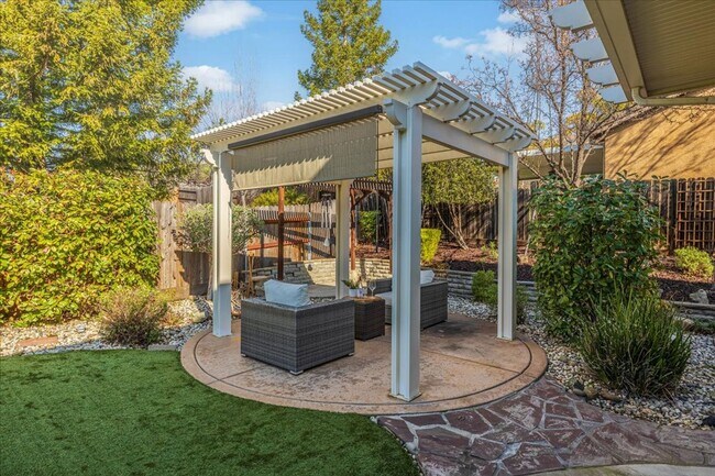 Building Photo - Elegant & Spacious 4 Bedroom Home Near Fol...