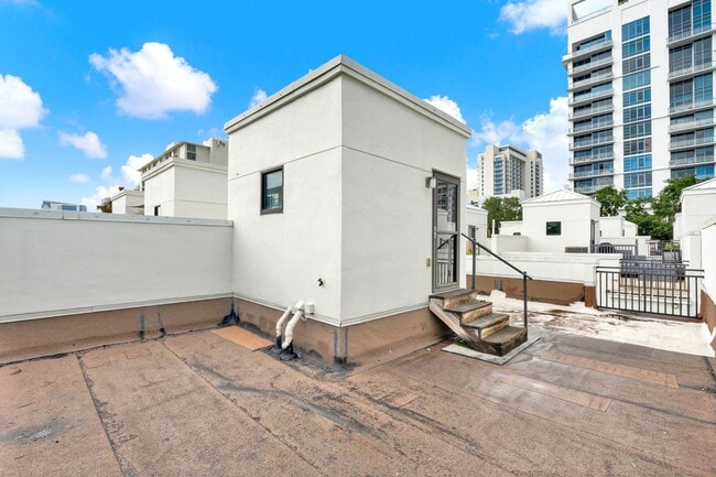 Building Photo - Luxury 2 Bedroom 2.5 Bath Townhome In Down...