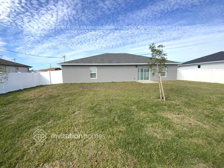 Building Photo - 833 NE 7th Pl