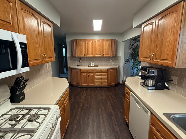 Building Photo - 409 Meadow Ct