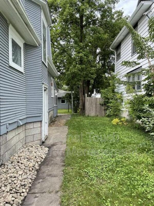 Building Photo - 1026 N University Dr