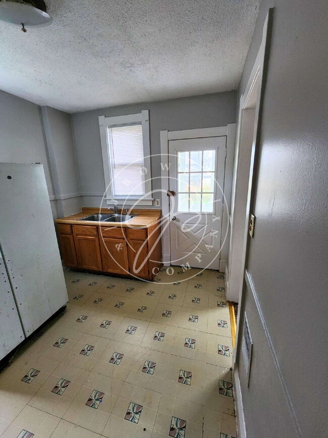 Building Photo - 2 story 3 bed with updates! Move in and ca...
