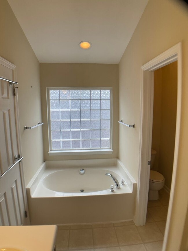 Building Photo - 3 Bed, 3.5 Bath Townhome with Garage!